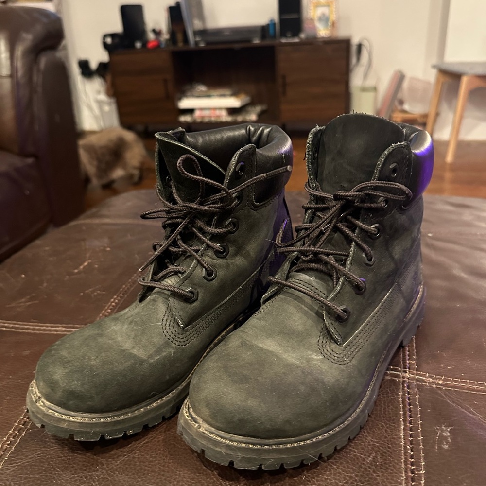 Black Timberland’s LIGHTLY used